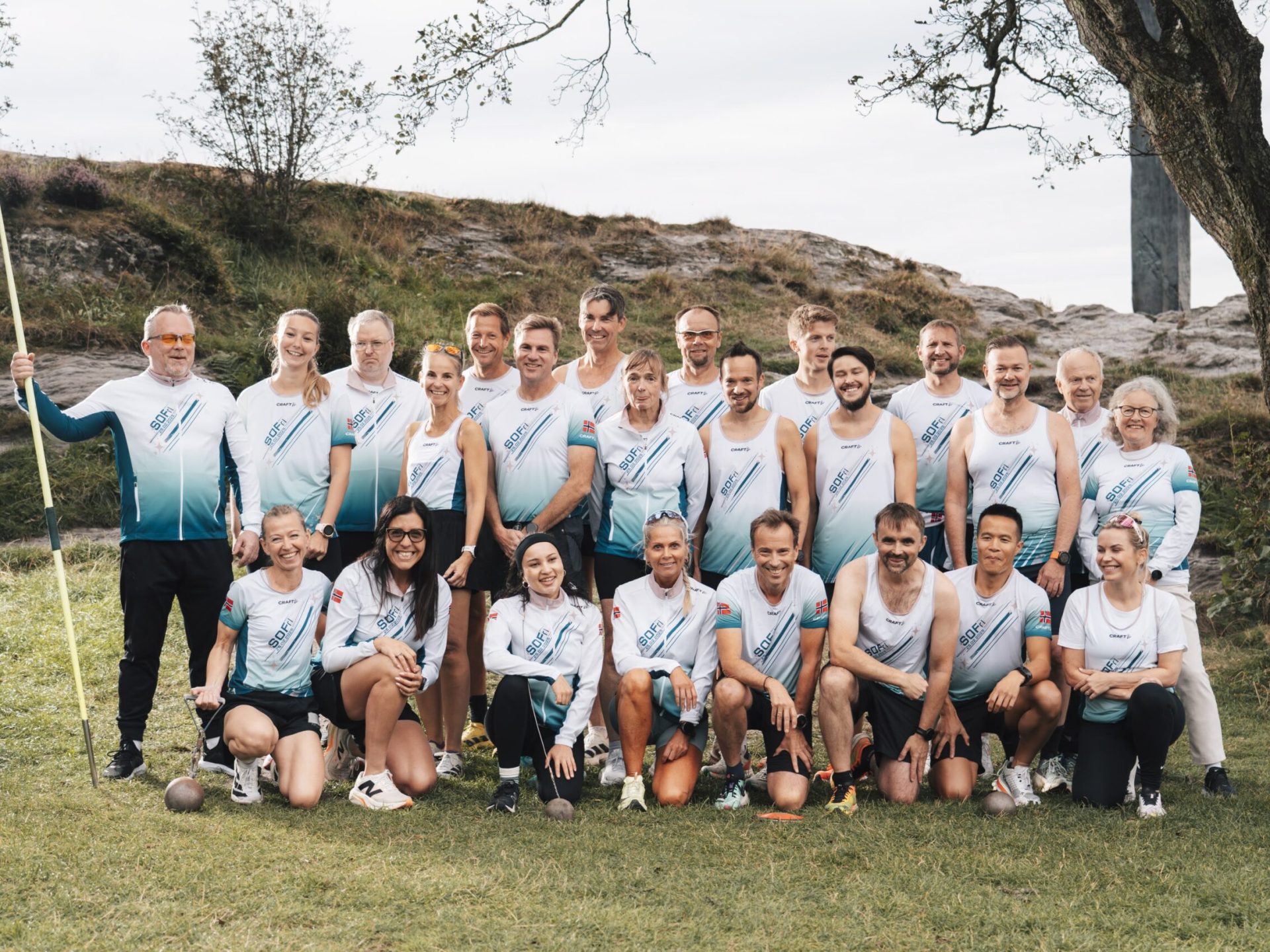 Visjon og verdier er ikke pynt på en nettside – det er hvordan vi tar beslutninger. De hjelper nye å forstå hvem vi er, og minner oss som allerede er her på hvorfor vi holder på: idrett for mennesker, ikke for overskudd. Når vi planlegger økter, bruker penger eller møter en utfordring, spør vi: Støtter dette visjonen vår, og speiler det verdiene våre? Hvis ja, kjører vi. Hvis ikke, justerer vi kursen – slik sikrer vi at hver krone og hver trening bygger fellesskapet vårt.